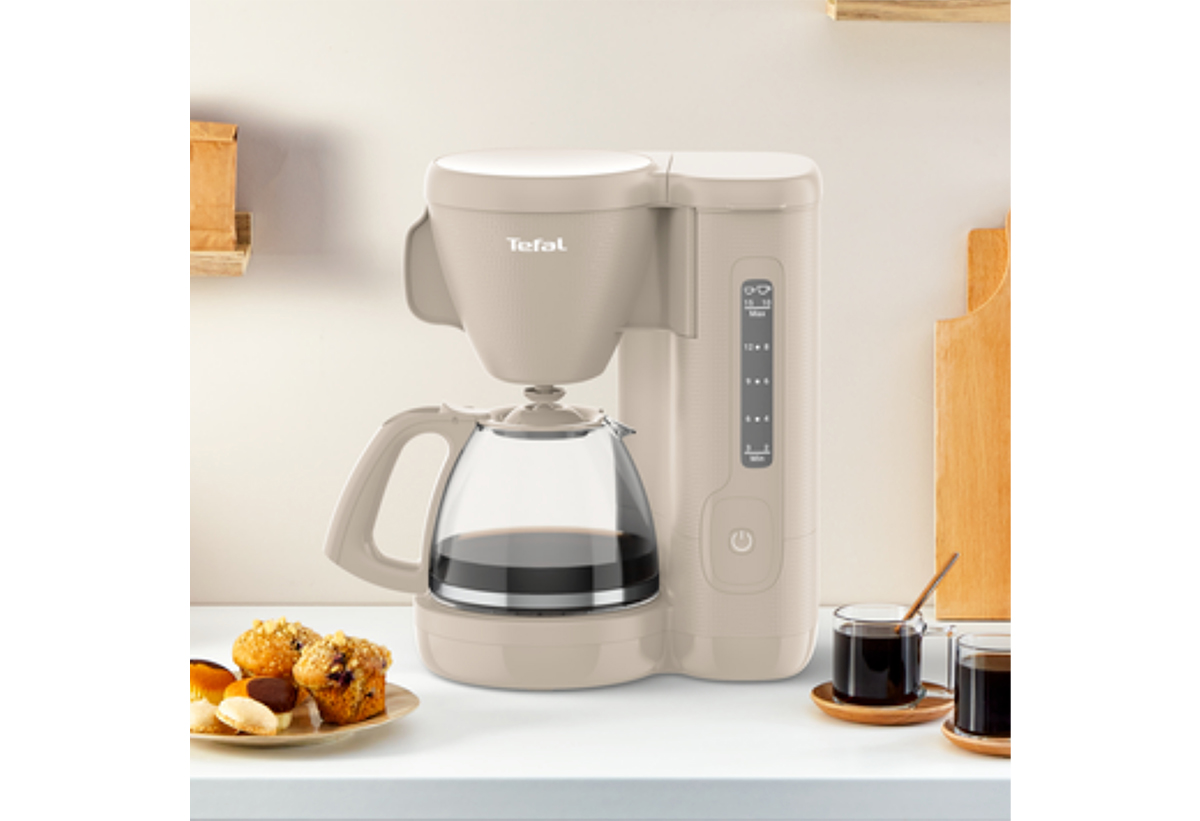 Απεικονίζεται η καφετιέρα φίλτρου πάνω σε έναν πάγκο κουζίνας.